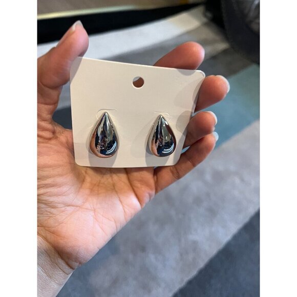 Big Silver stud earring statement bold large teardrop chunky metal shiny earring - Picture 6 of 8